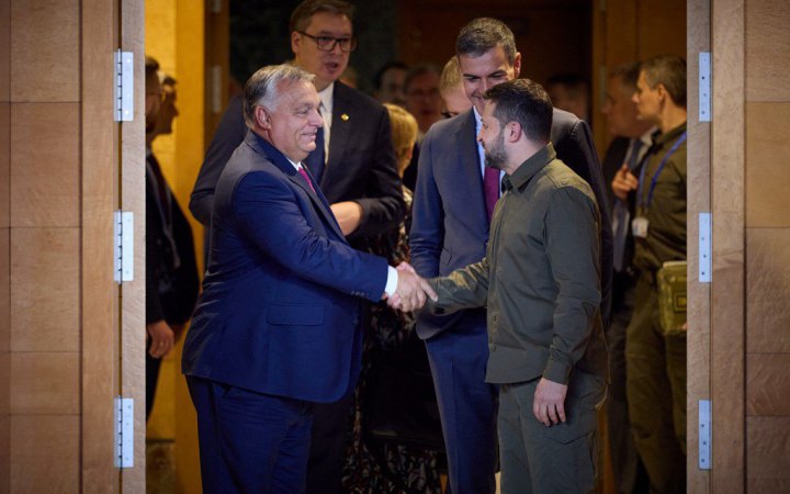 Орбан і Зеленський після рукопотискання емоційно поговорили на полях саміту ЄС